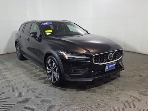 Used 2025 Volvo V60 B5 Cross Country Plus image 9
