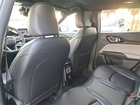 Used 2025 Jeep Compass Limited image 10