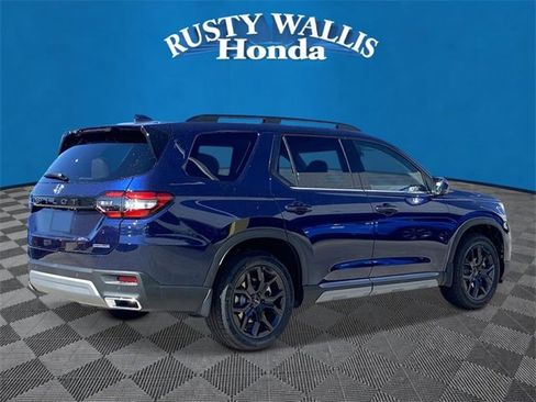 New 2025 Honda Pilot Touring image 2