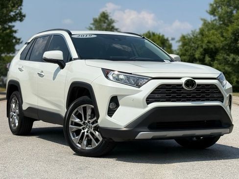 Used 2019 Toyota RAV4 Limited FWD image 2