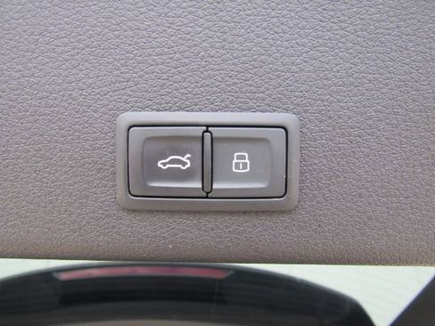 Used 2022 Audi e-tron S Prestige w/ Prestige Package image 31