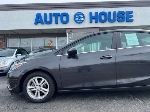 Used 2017 Chevrolet Cruze LT image 36