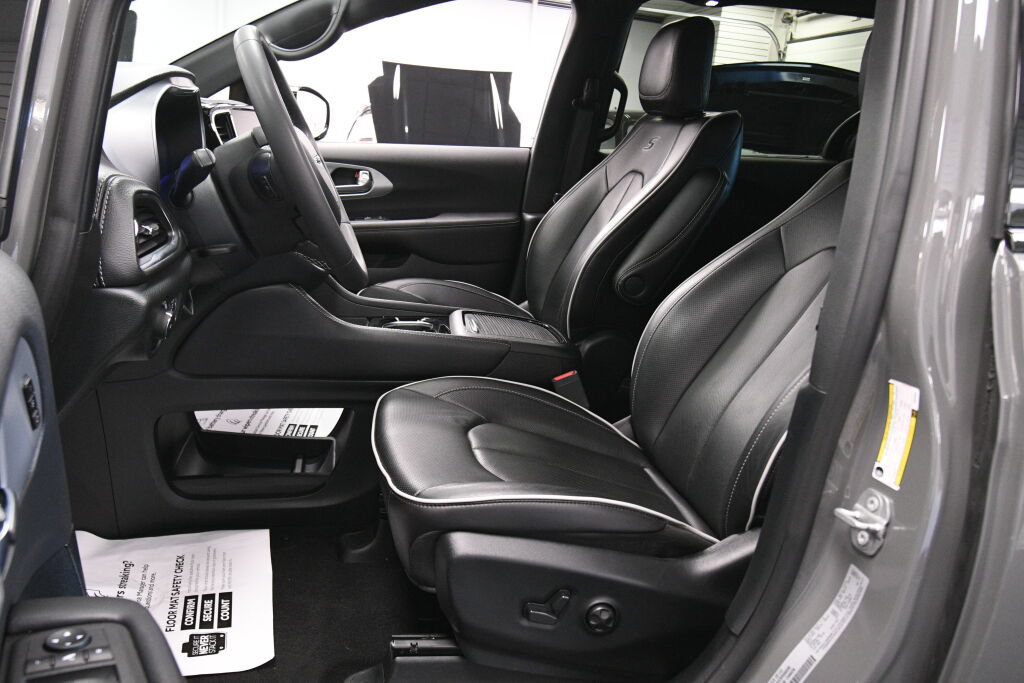 Used 2025 Chrysler Pacifica Limited FWD image 17