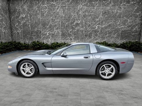 Used 2004 Chevrolet Corvette Coupe w/ Preferred Equipment Group RWD image 3