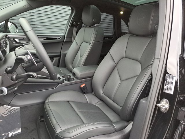 Used 2026 Porsche Macan AWD/4WD image 5