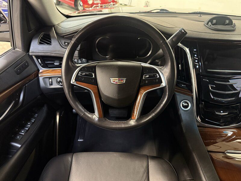 Used 2018 Cadillac Escalade Luxury AWD/4WD image 16