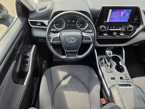Used 2025 Toyota Highlander LE FWD image 14