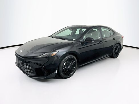 Used 2025 Toyota Camry SE FWD image 3