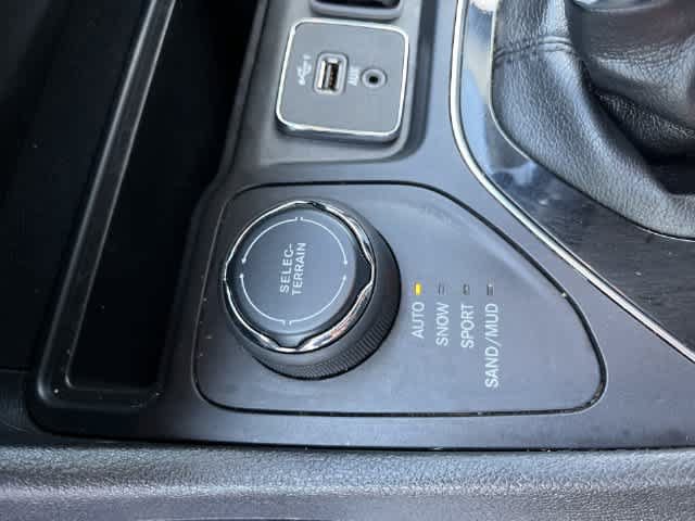 Certified 2019 Jeep Cherokee Limited AWD/4WD image 34
