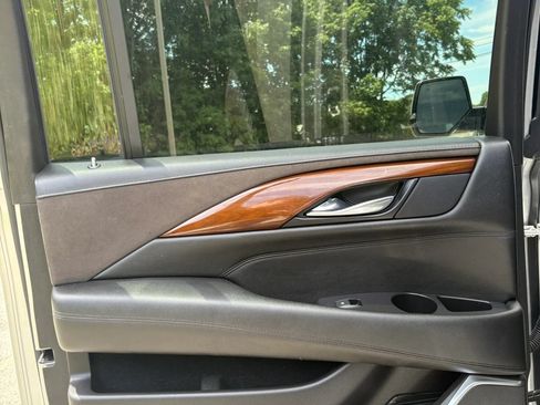 Used 2020 Cadillac Escalade ESV Luxury AWD/4WD image 44