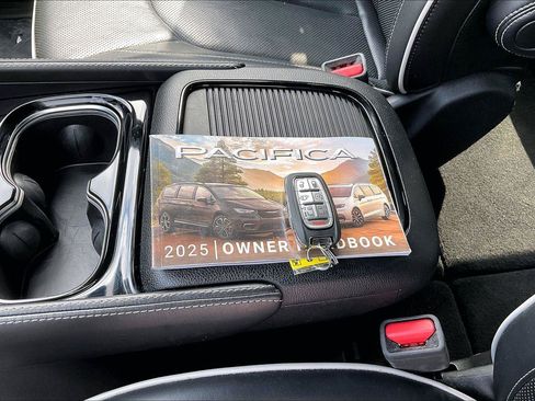 Used 2025 Chrysler Pacifica Limited FWD image 12