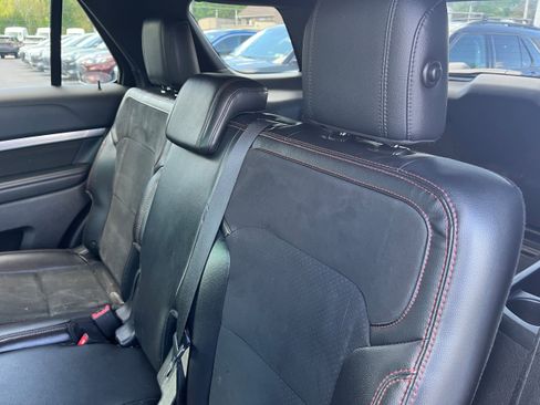 Used 2018 Ford Explorer XLT w/ Equipment Group 202A image 11