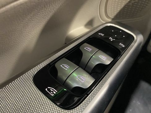 Used 2025 Mercedes-Benz GLC 300 image 12