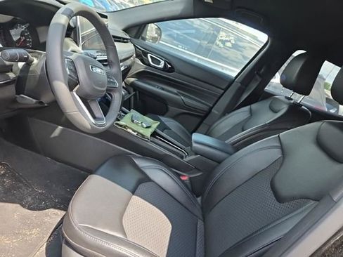 Used 2025 Jeep Compass Latitude w/ Altitude Special Edition AWD/4WD image 7