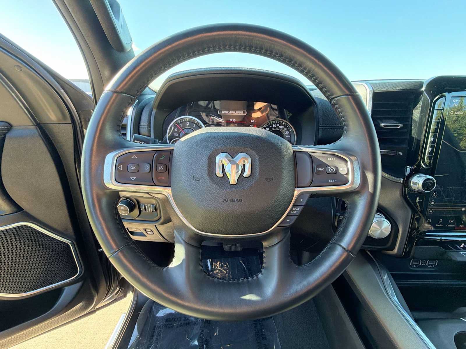 Used 2024 RAM 1500 Laramie AWD/4WD image 19
