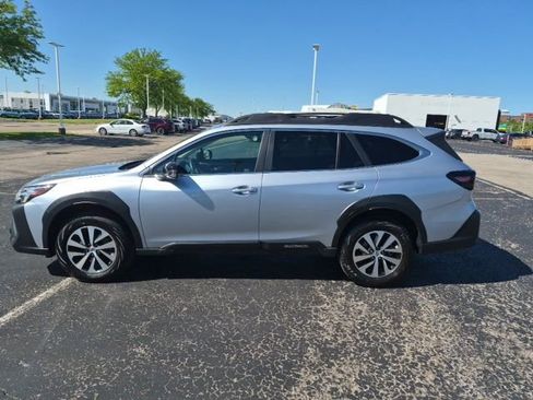 Used 2024 Subaru Outback Premium AWD/4WD image 2