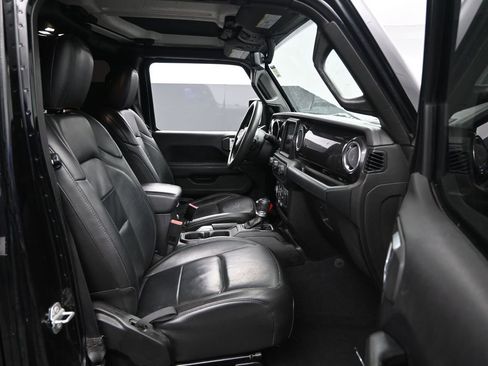 Used 2019 Jeep Wrangler Unlimited Sahara image 25