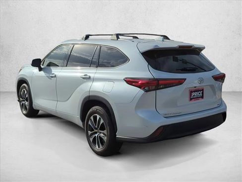 Used 2022 Toyota Highlander XLE FWD image 5