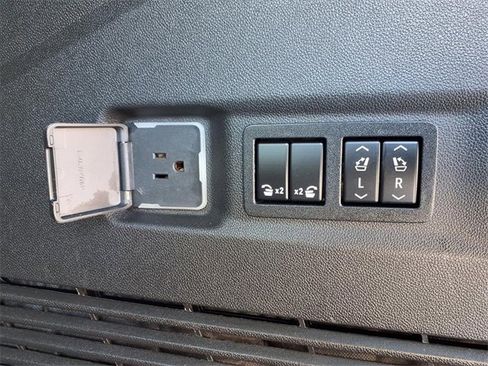 Used 2022 GMC Yukon XL Denali w/ Denali Premium Package image 34