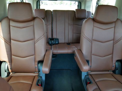 Used 2017 Cadillac Escalade ESV Premium Luxury AWD/4WD image 12