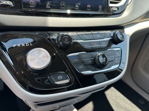 Used 2023 Chrysler Pacifica Touring-L FWD image 16