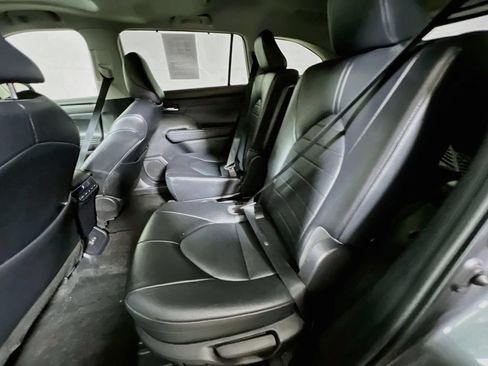 Used 2022 Toyota Highlander XLE AWD/4WD image 23