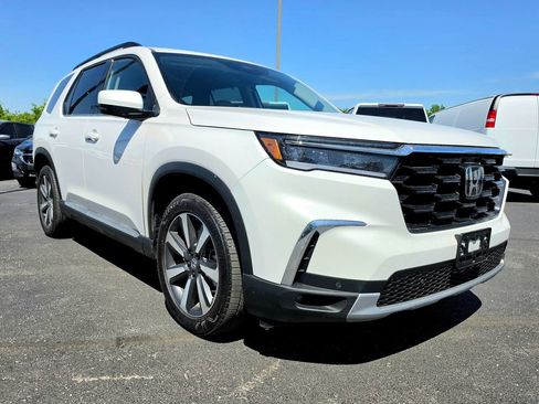 Used 2025 Honda Pilot Touring image 6