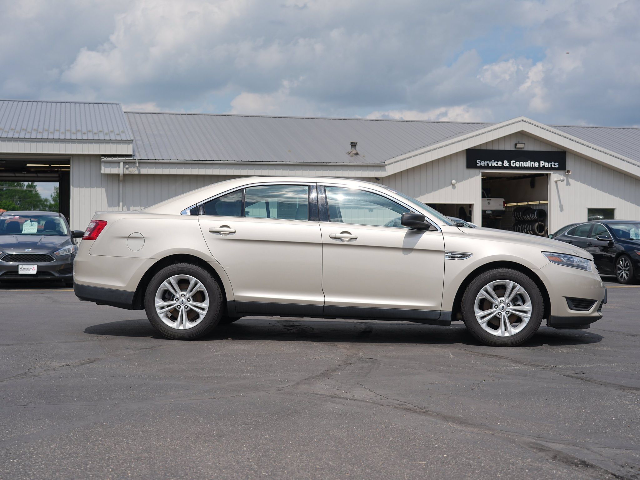 Used 2018 Ford Taurus SE FWD image 2