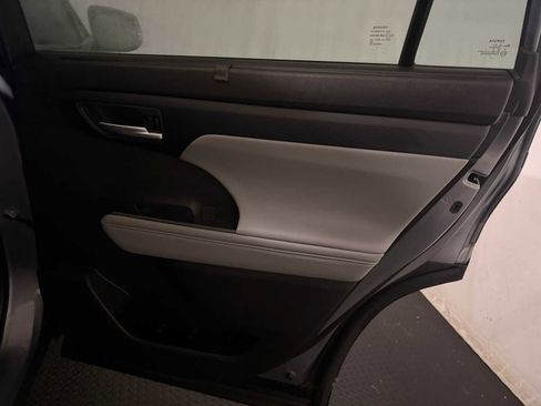 Certified 2023 Toyota Highlander XLE image 27