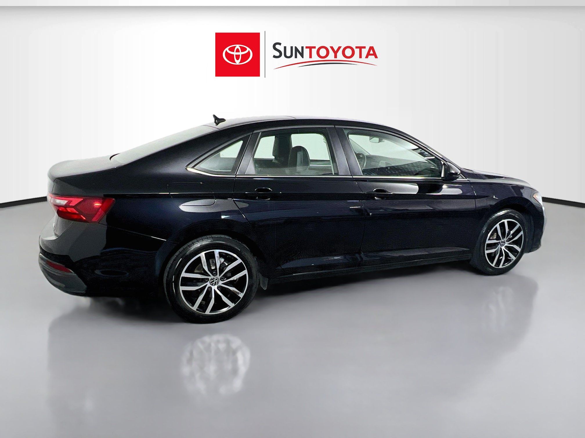 Used 2025 Volkswagen Jetta SE FWD image 4