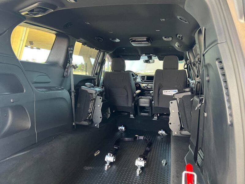 Used 2018 Chrysler Pacifica Touring Plus w/ S Appearance Package FWD image 41