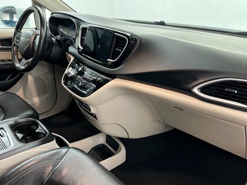 Used 2022 Chrysler Pacifica Touring-L image 24