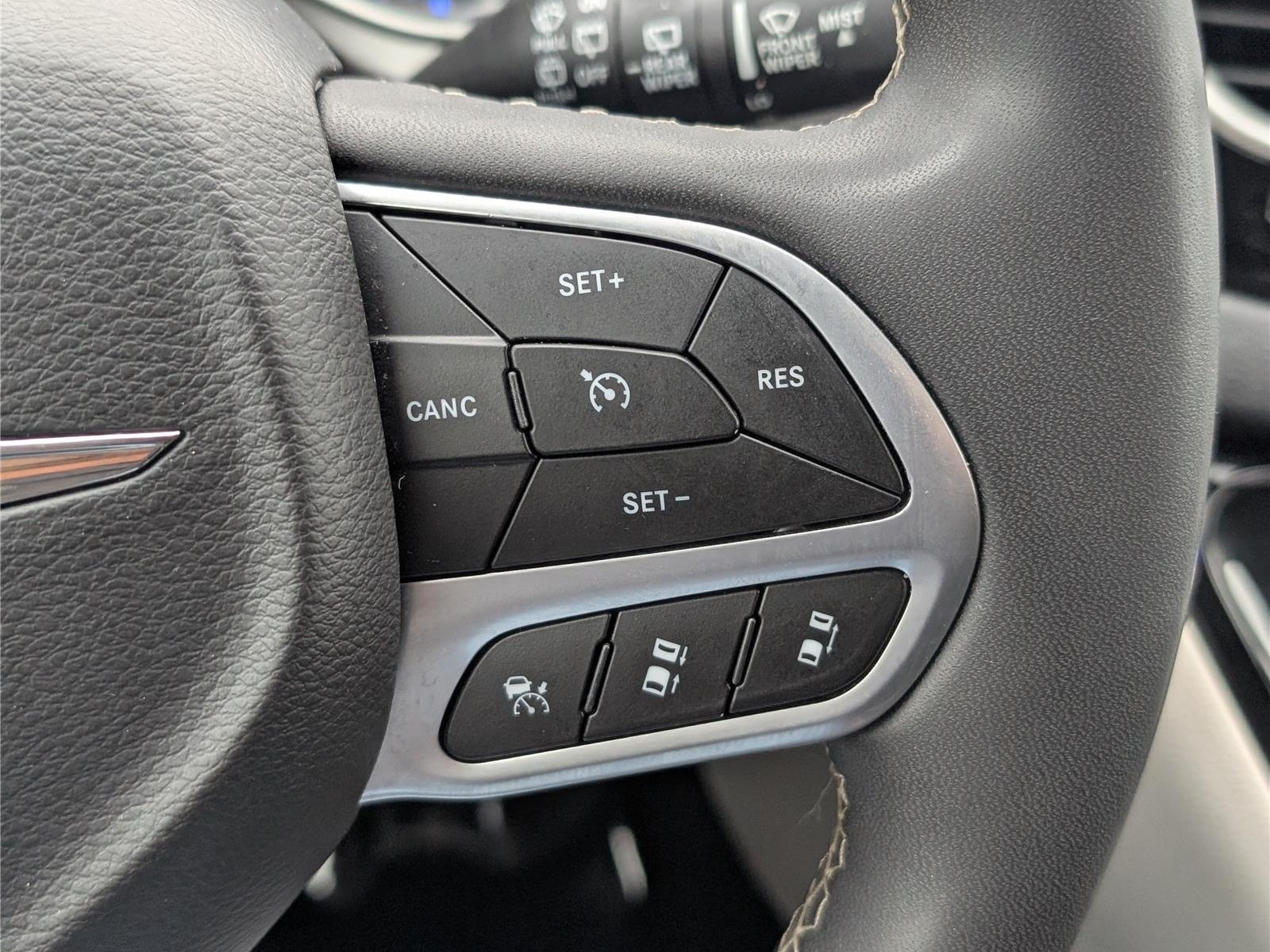 Used 2024 Chrysler Pacifica Touring-L FWD image 23