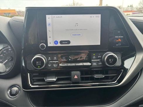 Used 2023 Toyota Highlander LE FWD image 32