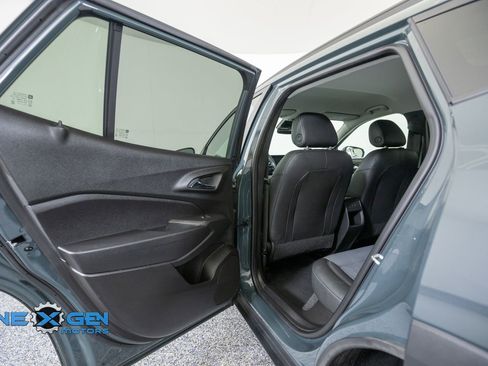 Used 2025 Chevrolet Trax LT FWD image 25