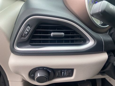 Used 2023 Chrysler Voyager LX image 15