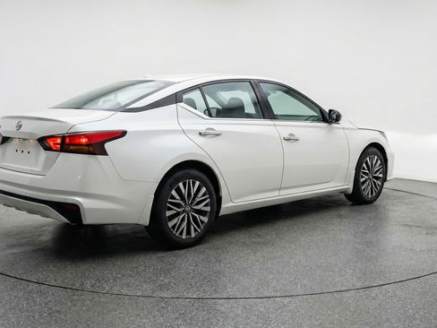 Used 2025 Nissan Altima 2.5 SV image 9