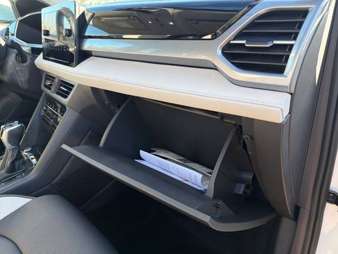 Certified 2025 Volkswagen Taos SEL image 38