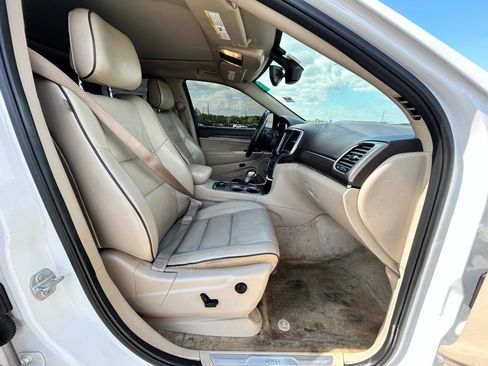 Used 2018 Jeep Grand Cherokee Overland AWD/4WD image 12