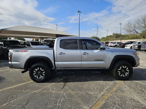 Used 2019 Toyota Tacoma TRD Off-Road image 2