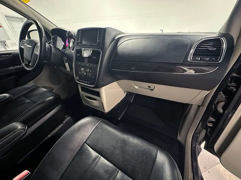Used 2016 Chrysler Town & Country Touring w/ Driver Convenience Group FWD image 31