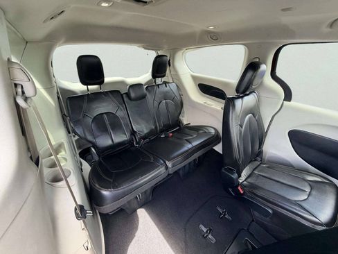 Used 2017 Chrysler Pacifica Touring FWD image 30