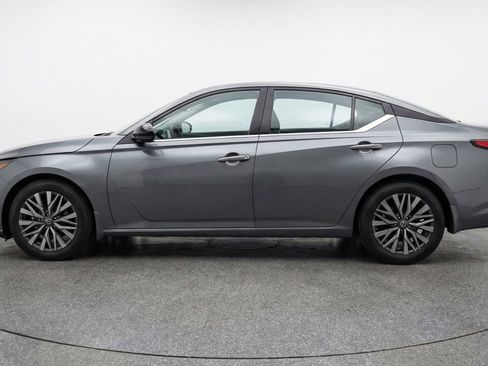 Used 2025 Nissan Altima 2.5 SV FWD image 5