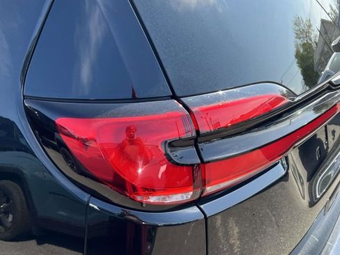 Used 2021 Chrysler Pacifica Touring-L w/ Uconnect Theater Family Group FWD image 9