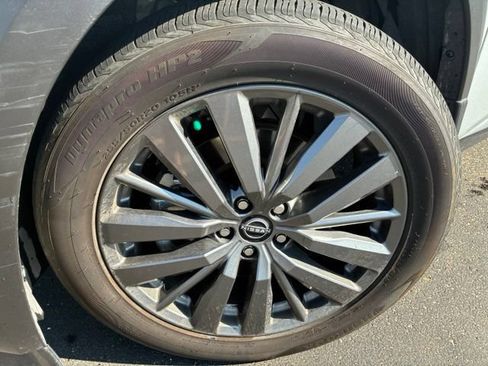 Certified 2025 Nissan Pathfinder SL w/ SL Premium Package FWD image 10