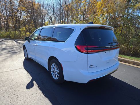 Used 2024 Chrysler Pacifica Touring-L image 6