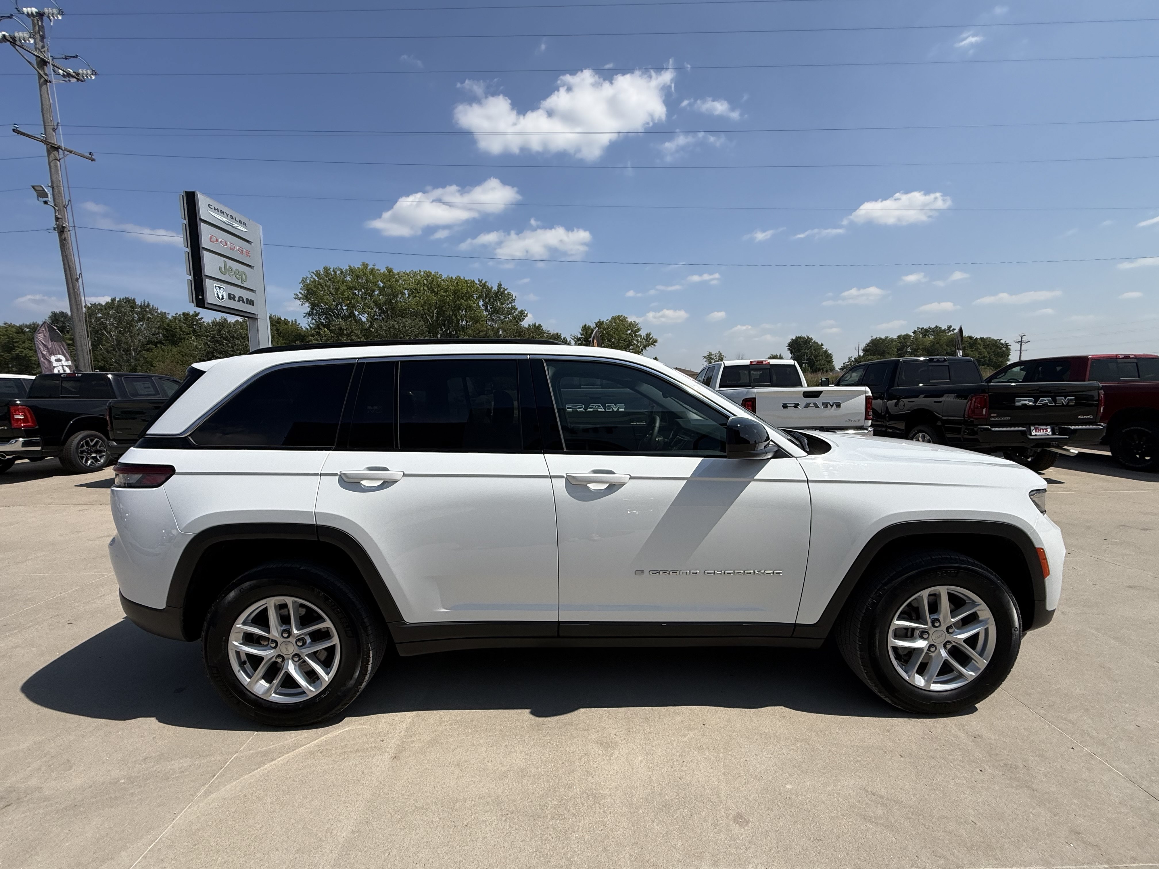 Used 2024 Jeep Grand Cherokee Laredo X w/ Luxury Tech Group I AWD/4WD image 38