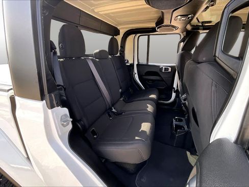 Used 2020 Jeep Gladiator Overland AWD/4WD image 19