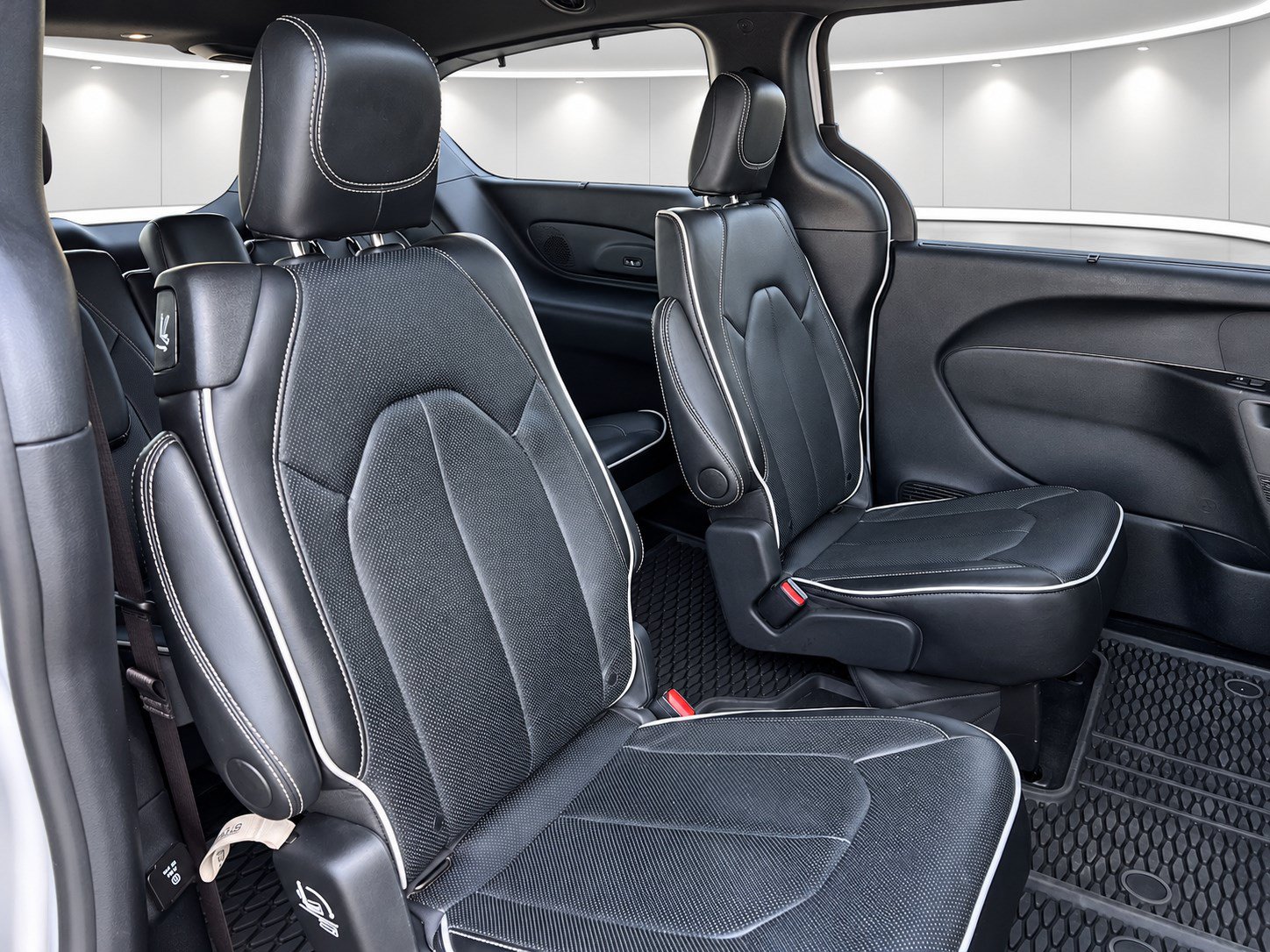 Used 2024 Chrysler Pacifica Limited w/ Uconnect Theater Family Group AWD/4WD image 25