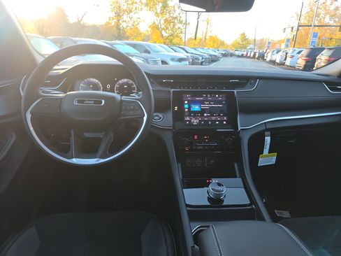 New 2025 Jeep Grand Cherokee Altitude image 15